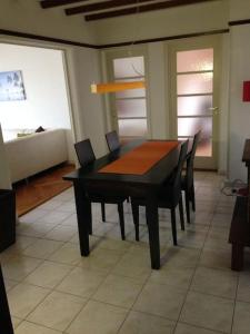 a black table and chairs in a living room at Appartement de 3 chambres à coucher in Lausanne