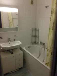 a bathroom with a sink and a bath tub and a sink at Appartement de 3 chambres à coucher in Lausanne