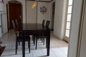 una mesa de comedor negra y sillas en una habitación en Appartement de 3 chambres à coucher, en Lausana