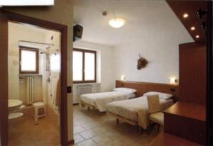 Giường trong phòng chung tại Hotel Scandola