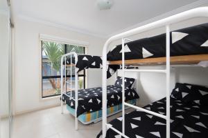 una habitación con dos literas y una ventana en Beachside Retreat Cowes, en Cowes 6 fotos más