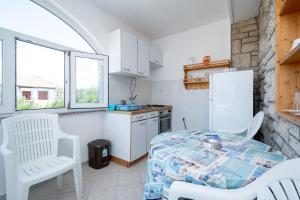 Kuchyň nebo kuchyňský kout v ubytování Apartments with parking space Povljana, Pag - 21318