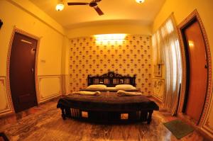 Una cama o camas en una habitación de Vinayak Guest House