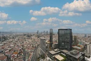 vistas a una gran ciudad con edificios altos en Cool Bright Studio W Parking Poolviews! #238, en Estambul