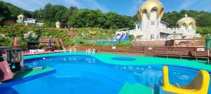 une grande piscine dans un parc à thème dans l'établissement Korea Quality Elf Hotel, à Pyeongchang