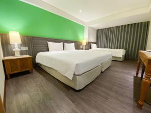 Letto o letti in una camera di Green World Triple Beds