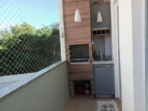 a kitchen on the balcony of a house at Cantinho FW in Ubatuba