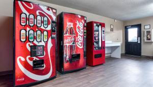 duas máquinas de venda automática de coca cola numa sala em Home 1 Suites Extended Stay em Montgomery
