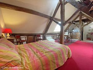 1 dormitorio con 1 cama, mesa y sillas en Gîte Sarceaux, 4 pièces, 6 personnes - FR-1-497-131, en Sarceaux