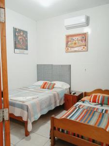 sypialnia z 2 łóżkami i klimatyzacją w obiekcie 302 RV Apartments Iquitos-Apartamento familiar con terraza w mieście Iquitos