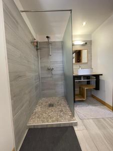 W łazience znajduje się kabina prysznicowa i umywalka. w obiekcie Bungalow Lanar'am Graj - 2 w mieście Bouillante