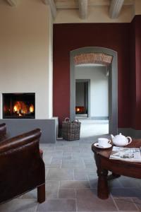 a living room with a fire place and a fireplace at Cantagrillo Boutique Resort in Vinci