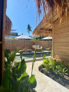 un patio trasero con piscina y un complejo en My Island Home Gili Air, en Gili Air