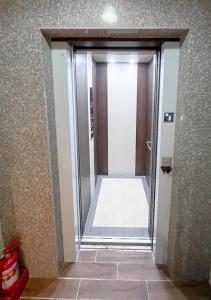 un couloir avec une porte menant à une salle de bains. dans l'établissement 飛鳥集行館, à Hu-hsia