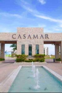un grande edificio con una fontana di fronte di Lujoso y Familiar Apartamento de Playa y Golf en San Carlos Panamá a San Carlos