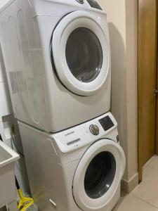 a washing machine and a dryer in a room at Lujoso y Familiar Apartamento de Playa y Golf en San Carlos Panamá in San Carlos