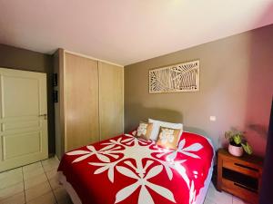 Кровать или кровати в номере Vahinerii Cosy Apt Tahiti