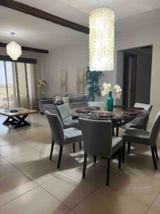 a living room with a dining table and chairs at Lujoso y Familiar Apartamento de Playa y Golf en San Carlos Panamá in San Carlos