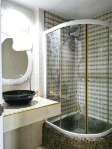 een badkamer met een glazen douche en een zwarte wastafel bij ริเวอร์บรีซ เชียงแสน River Breeze Chiangsean in Chiang Saen