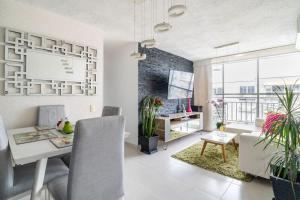 a living room with a table and chairs and a dining room at Hermoso apartamento en Barranquilla in Barranquilla