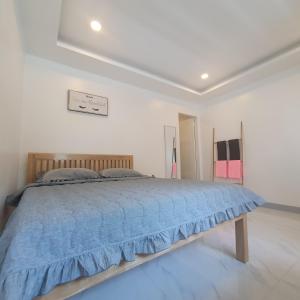 莫阿爾博阿的住宿－TuloMir #C 뚤로미르 행복한 2인실，一间卧室配有一张带蓝色棉被的床