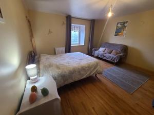 1 dormitorio con cama y sofá en Gîte Remicourt, 4 pièces, 6 personnes - FR-1-589-485, en Remoncourt