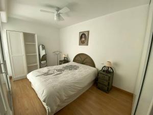 a bedroom with a bed and a ceiling fan at T3 Moderne 6p au bord de la mer, Le Barcarès, parking et terrasse - FR-1-81-593 in Le Barcarès