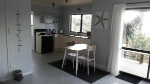 Kuchyň nebo kuchyňský kout v ubytování Pipiroa Bay Homestay