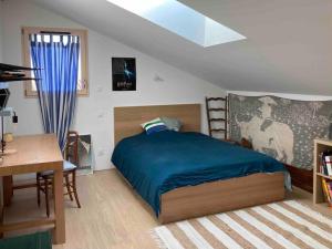 1 dormitorio con cama, mesa y escritorio en Belle villa neuve bioclimatique proche plages golf, en Seignosse