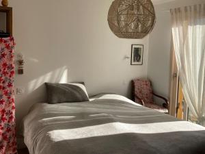 1 dormitorio con 1 cama grande y 1 silla en Belle villa neuve bioclimatique proche plages golf, en Seignosse