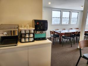 Lodge 21 في بريشر فالي: مطبخ مع طاولة وآلة صنع القهوة على منضدة