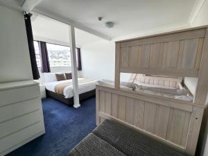Lodge 21 في بريشر فالي: غرفة نوم بسرير ومرآة كبيرة
