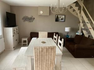 een woonkamer met een tafel en een bank bij Maison Locmaria, 3 pièces, 6 personnes - FR-1-418-231 in Locmaria