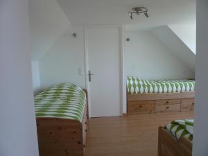 een slaapkamer op zolder met 2 bedden en een kast bij Maison Locmaria, 3 pièces, 6 personnes - FR-1-418-231 in Locmaria