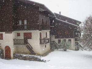een huis bedekt met sneeuw in een tuin bij Appartement La Plagne Montchavin Les Coches, 2 pièces, 5 personnes - FR-1-181-2711 in La Plagne Tarentaise