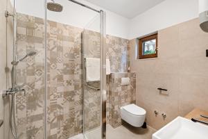 een badkamer met een douche, een toilet en een wastafel bij Apartments Kalebić in Dugi Rat