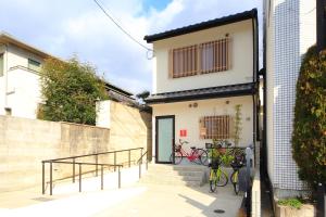 uma casa com bicicletas estacionadas fora dela em Haku Tofukuji em Quioto