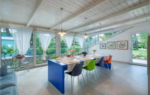 ein Esszimmer mit einem blauen Tisch und Stühlen in der Unterkunft Villa Lia in Potenza Picena