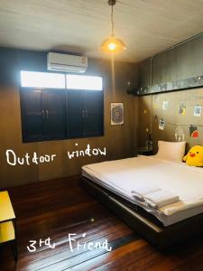 - une chambre avec un lit dans une pièce dotée d'un plafond dans l'établissement Good Space Hostel, à Khlong San