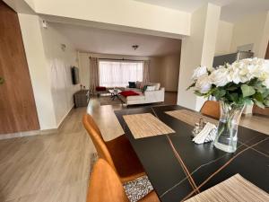 Posezení v ubytování Midtown Executive Suites CBD With Large Balcony