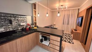 eine Küche mit einer Spüle und einer Arbeitsplatte in der Unterkunft Flat Ninety Jardins próximo Pq do Ibirapuera - SP in São Paulo