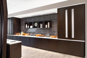 una cocina con aasteryasteryasteryasteryasteryasteryasteryasteryasteryasteryasteryasteryasteryasteryasteryastery en SpringHill Suites by Marriott Columbia near Fort Jackson en Columbia