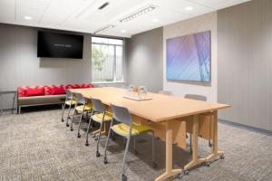 una sala de conferencias con mesa de madera y sillas en SpringHill Suites by Marriott Columbia near Fort Jackson en Columbia