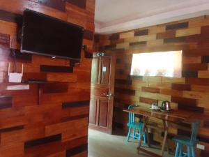 TV a/nebo společenská místnost v ubytování Woodland Inn