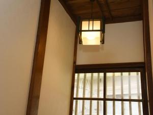 a room with a window and a chandelier at Japanese Onlyの古民家-Villa Ukishima- in Naha