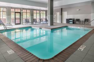 Bazén v ubytování Courtyard by Marriott Olympia nebo v jeho okolí