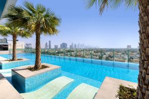 een zwembad met palmbomen op de top van een gebouw bij Element Al Mina, Dubai Jumeirah in Dubai