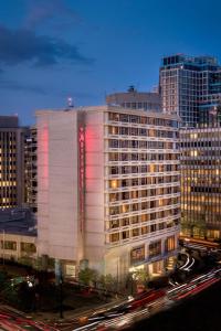 a tall white building with red lights on it at Crystal City Marriott at Reagan National Airport in Arlington