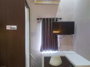 TV a/nebo společenská místnost v ubytování RedDoorz Syariah near Sultan Syarif Kasim II Airport