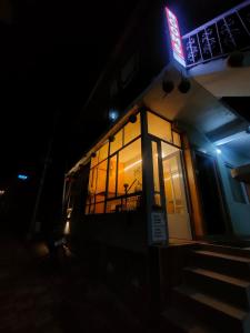 Το κτήριο όπου στεγάζεται  το δωμάτιο σε οικογενειακή κατοικία